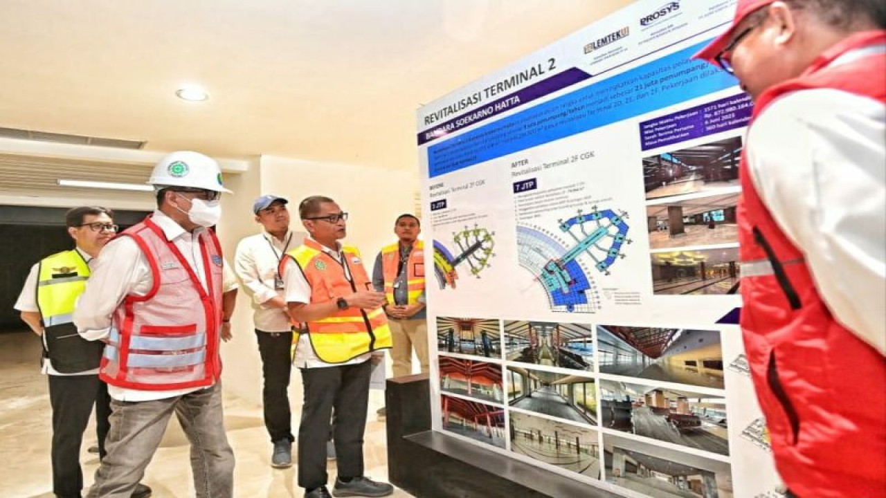 Menhub Budi Karya Sumadi (kiri) saat meninjau proyek revitalisasi Bandara Soekarno-Hatta, Tangerang, Banten, Sabtu (22/7/2023). ANTARA/HO-Biro Komunikasi dan Informasi Publik (BKIP) Kemenhub