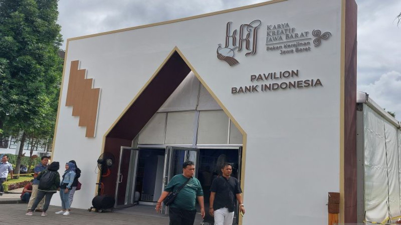 Acara Karya Kreatif Jawa Barat Pekan Kerajinan Jawa Barat (KKJ PKJB) Tahun 2023, di area Gedung Sate, Kota Bandung, pada 7 hingga 9 Juli 2023. (ANTARA/Ajat Sudrajat)