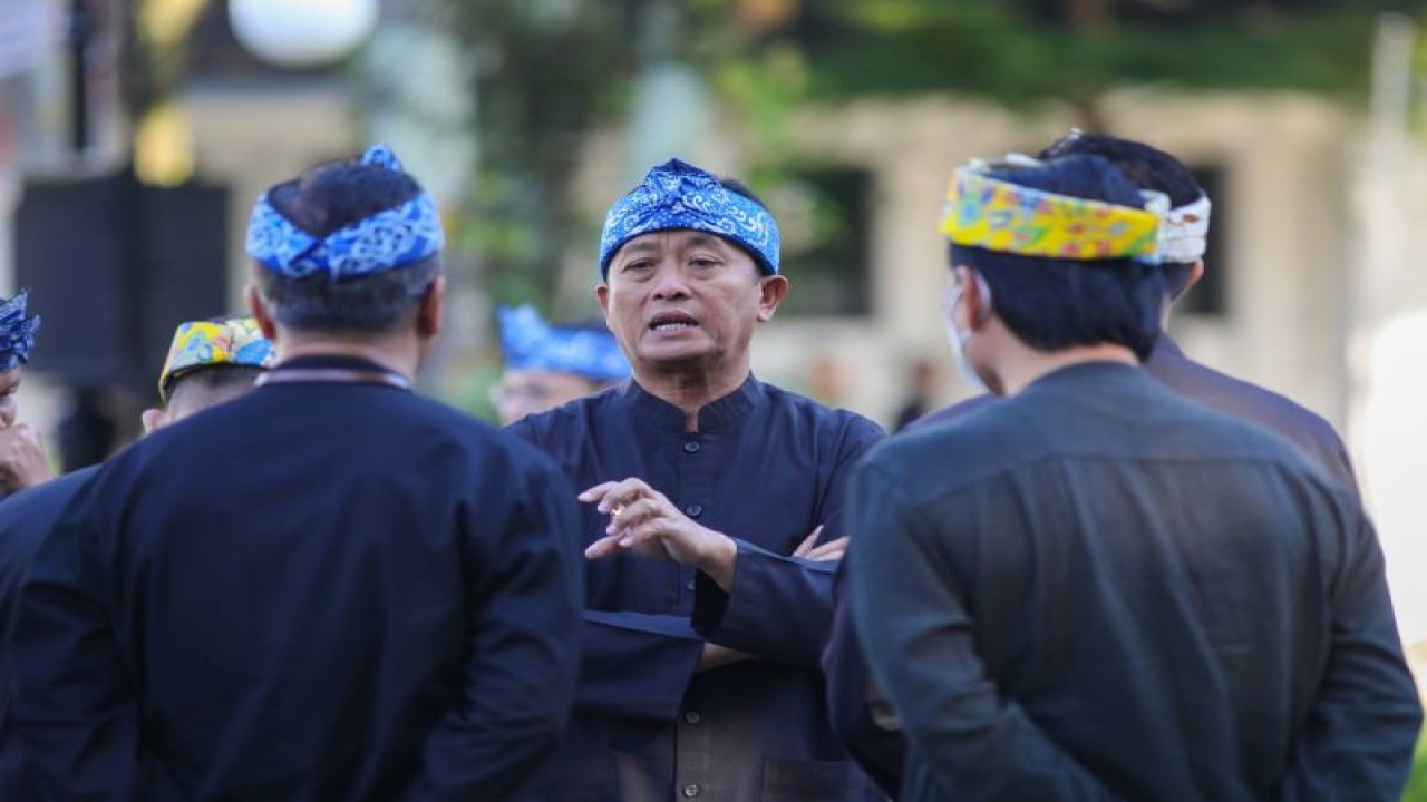 Pelaksana harian (Plh) Wali Kota Bandung Ema Sumarna berbincang bersama beberapa pejabat pemerintahan Kota Bandung di Balai Kota Bandung, Kamis (20/7/2023). (ANTARA/HO Pemkot Bandung)