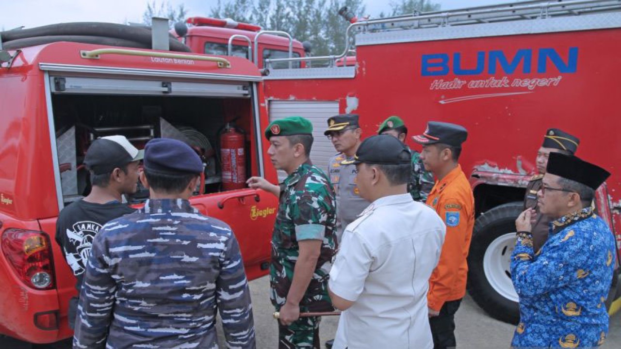 Pemeriksaan armada pemadam kebakaran dalam apel kesiapsiagaan bencana karhutla yang digelar di lapangan atletik Pemkab Bangka Barat, Senin (17/7/2023). (ANTARA/ Donatus Dasapurna)