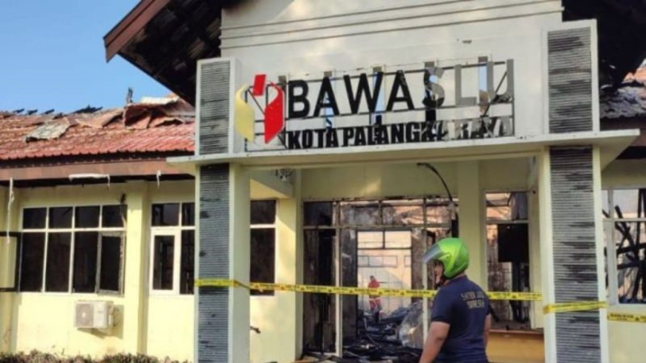 Bangunan kantor Bawaslu Kota Palangka Raya, Kalimantan Tengah hangus terbakar pada Kamis (20/7/2023). (ANTARA/Adi Wibowo.)