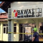 Bangunan kantor Bawaslu Kota Palangka Raya, Kalimantan Tengah hangus terbakar pada Kamis (20/7/2023). (ANTARA/Adi Wibowo.)-1689934254