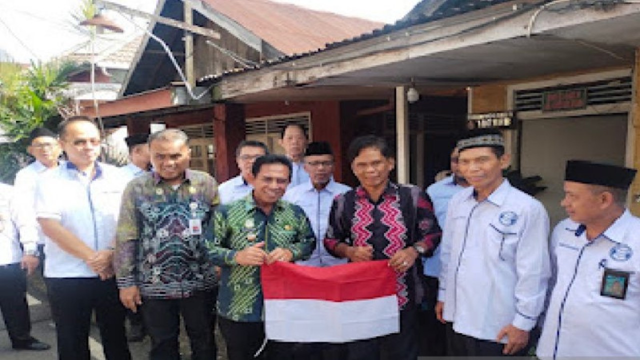 Wakil Wali Kota Banjarmasin H Arifin Noor menyerahkan secara simbolis bendera merah putih kepada warga pada Gerakan Nasional Pembagian Bendera Merah Putih tahun 2023 di Kelurahan Seberang Mesjid, Banjarmasin Tengah, Kalsel, Kamis. (ANTARA/HO-Humas Pemkot Banjarmasin.)