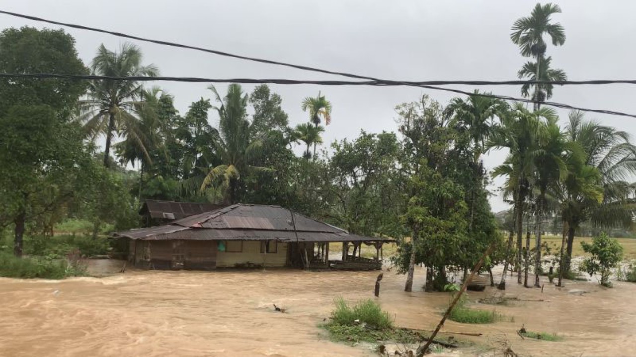 Sebuah rumah di kawasan Aia Pacah terkepung aliran sungai yang banjir (ANTARA/ Mario Sofia Nasution)