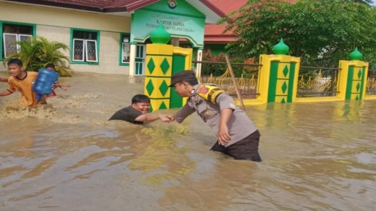 Banjir melanda lingkungan permukiman warga di bagian wilayah Kabupaten Kolaka, Provinsi Sulawesi Tenggara. (ANTARA/HO Polres Kolaka)