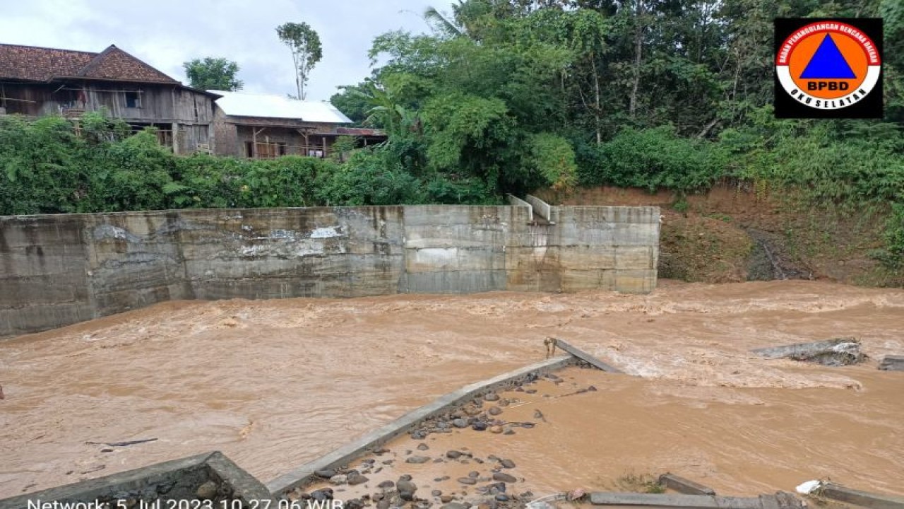 Hujan deras menyebabkan air Sungai Are meluap dan membanjiri permukiman warga di Kabupaten Ogan Komering Ulu (OKU) Selatan, Sumatera Selatan, Rabu (5/7/2023). (ANTARA/HO BPBD SUMSEL)