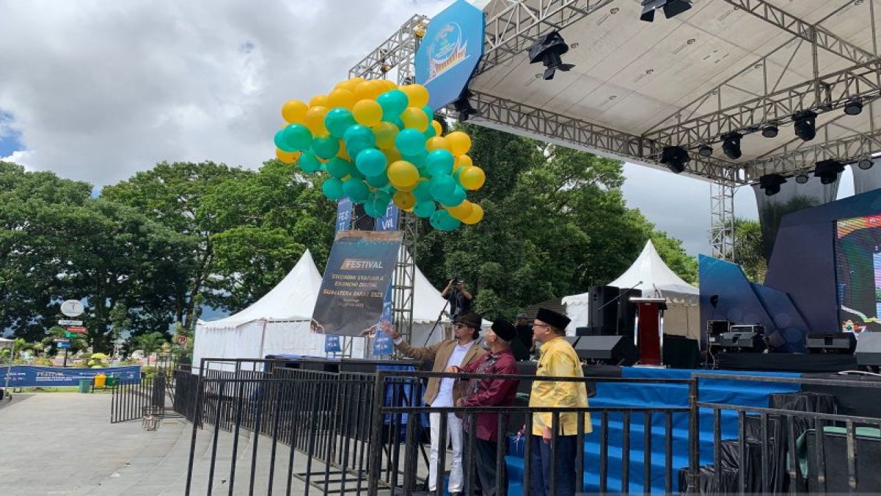 Gubernur Sumatera Barat Mahyeldi bersama Kepala Bank Indonesia Perwakilan Sumbar Endang Kurnia Saputra meresmikan Festival Ekonomi Syariah dan Festival Ekonomi Digital di Bukittinggi dari 13-16 Juli 2024. (ANTARA/Mario Sofia Nasution)
