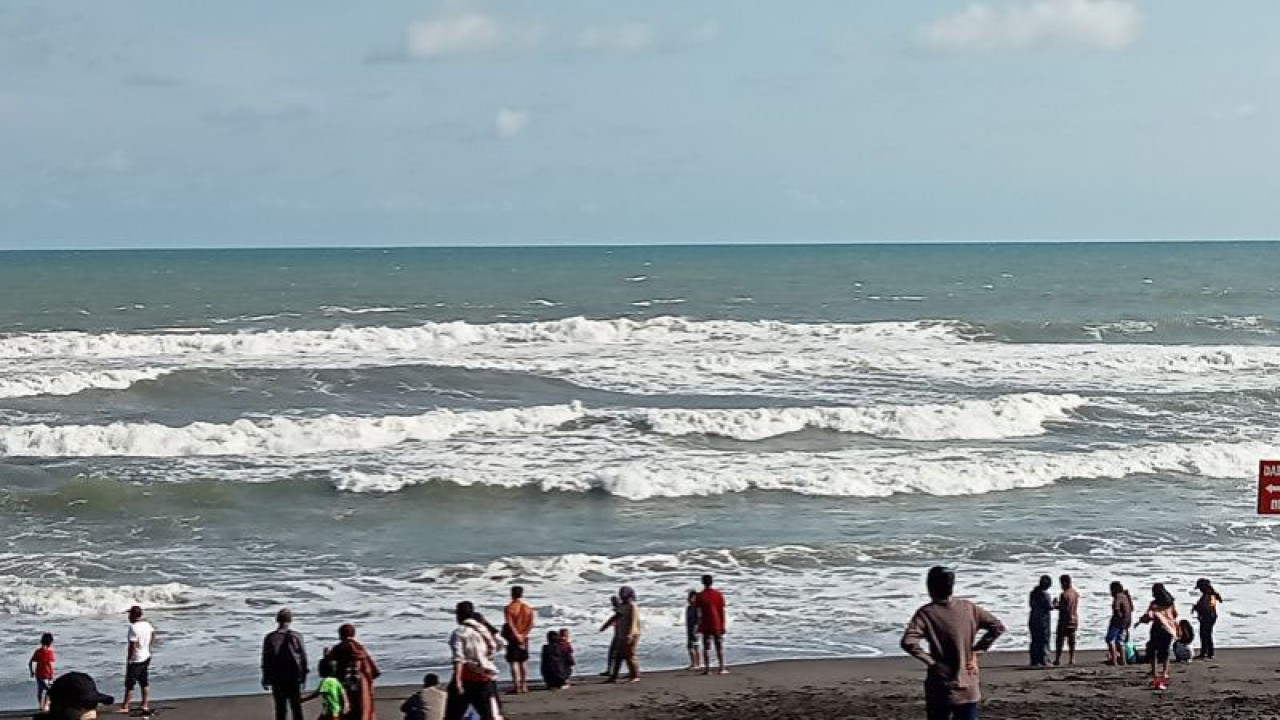 Pantai selatan di Kabupaten Bantul, Daerah Istimewa Yogyakarta dipadati wisatawan (ANTARA/Hery Sidik)