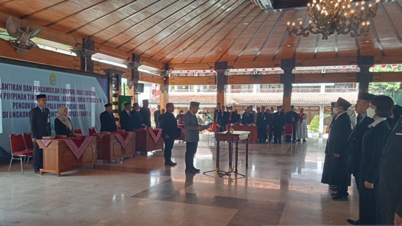Bupati Bantul Abdul Halim Muslih saat melantik dan mengambil sumpah jabatan pimpinan tinggi pratama di lingkungan Pemkab Bantul, Daerah Istimewa Yogyakarta. Kamis (13/7/2023) (ANTARA/Hery Sidik)