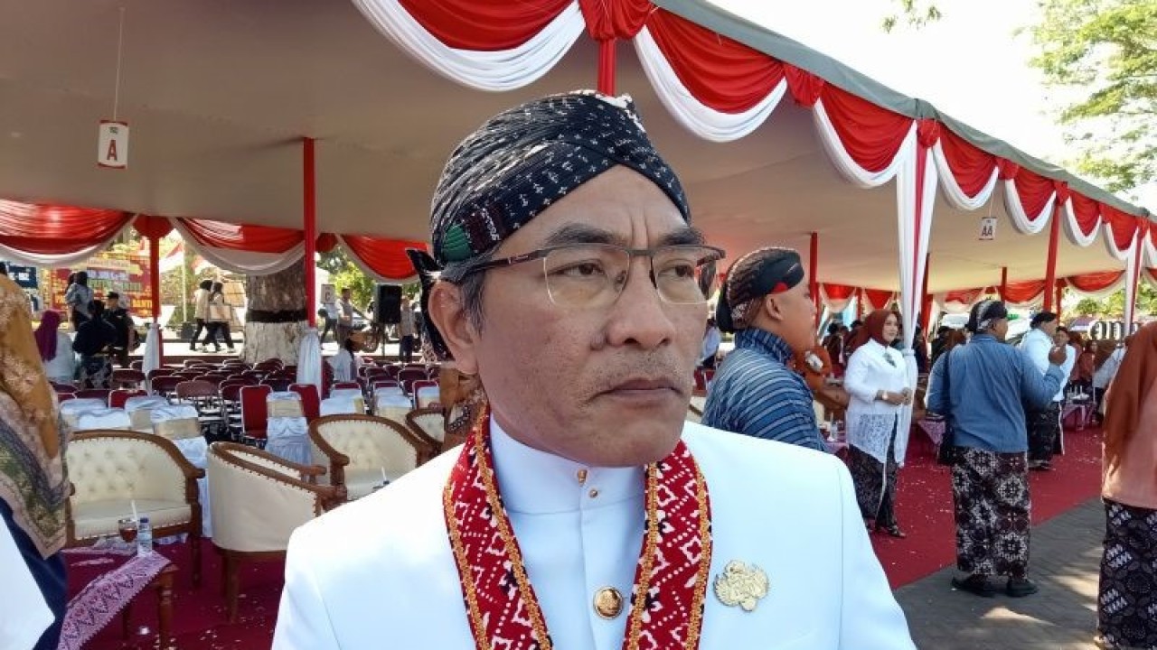 Bupati Bantul Abdul Halim Muslih usai menghadiri peringatan Hari Jadi Ke-192 Kabupaten Bantul, Daerah Istimewa Yogyakarta, Kamis (20/7/2023). (ANTARA/Hery Sidik)