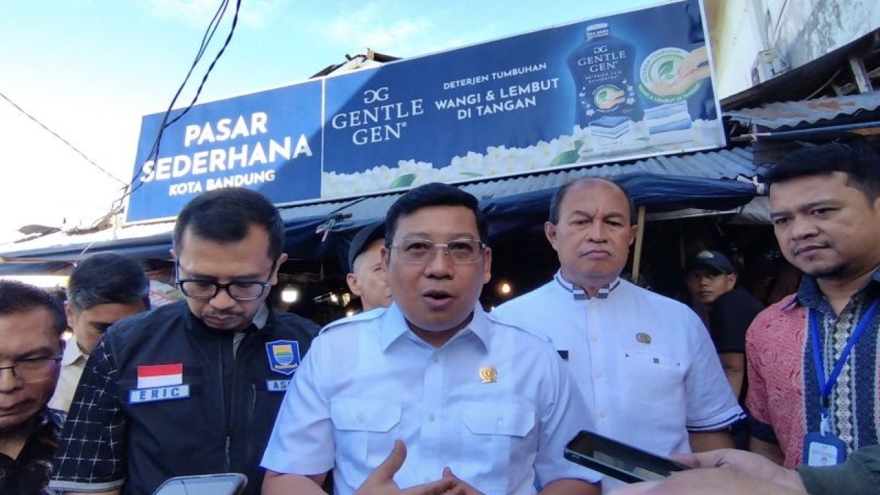 Kepala Bapanas Arief Prasetyo Adi memberikan keterangan usai mengunjungi Pasar Sederhana, Kota Bandung, Jawa Barat, Jumat (14/7/2023). (ANTARA/Bagus Ahmad Rizaldi)