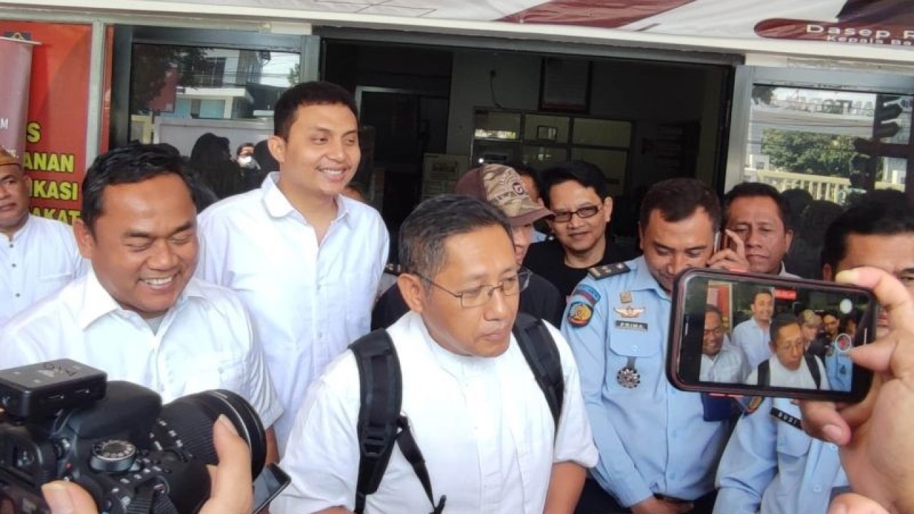 Terpidana kasus korupsi Hambalang, Anas Urbaningrum usai menerima surat bebas murni di Bapas Bandung, Kota Bandung, Jawa Barat, Senin (10/7/2023). (ANTARA/Bagus Ahmad Rizaldi)
