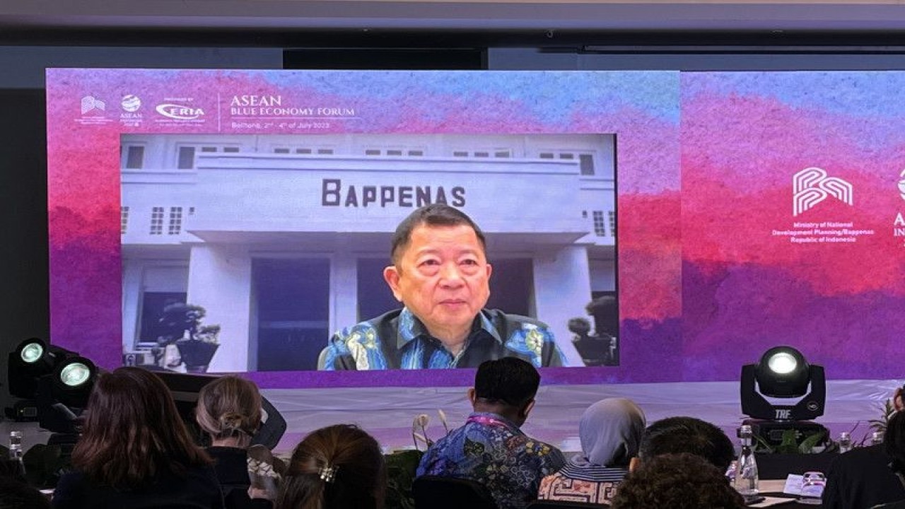Kepala Badan Perencanaan Pembangunan Nasional (Bappenas) Suharso Monoarfa yang hadir secara virtual dalam acara ASEAN Blue Economy Forum 2023 di Tanjung Pandan, Kepulauan Bangka Belitung, Senin (3/7/2023). ANTARA/M. Baqir Idrus Alatas