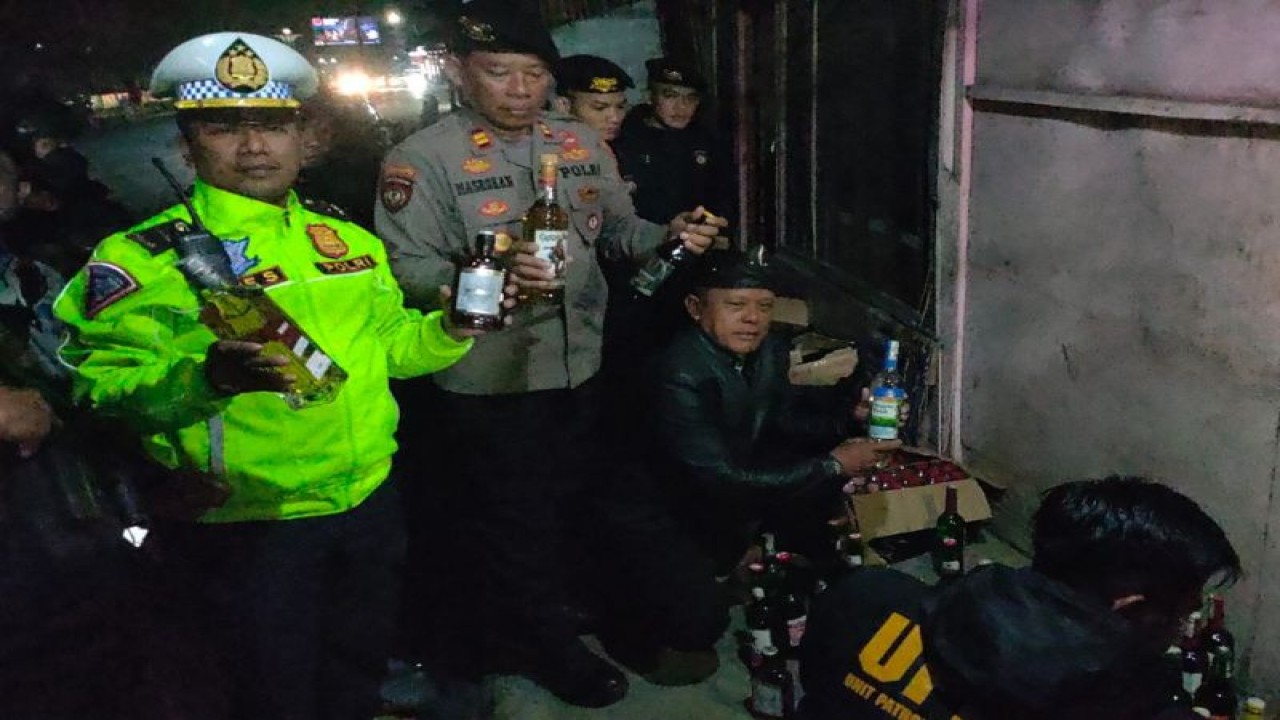 Polisi menunjukkan barang bukti minuman keras yang disita di wilayah Kerkof, Kabupaten Garut, Jawa Barat, Senin malam (3/7/2023). ANTARA/HO-Polres Garut