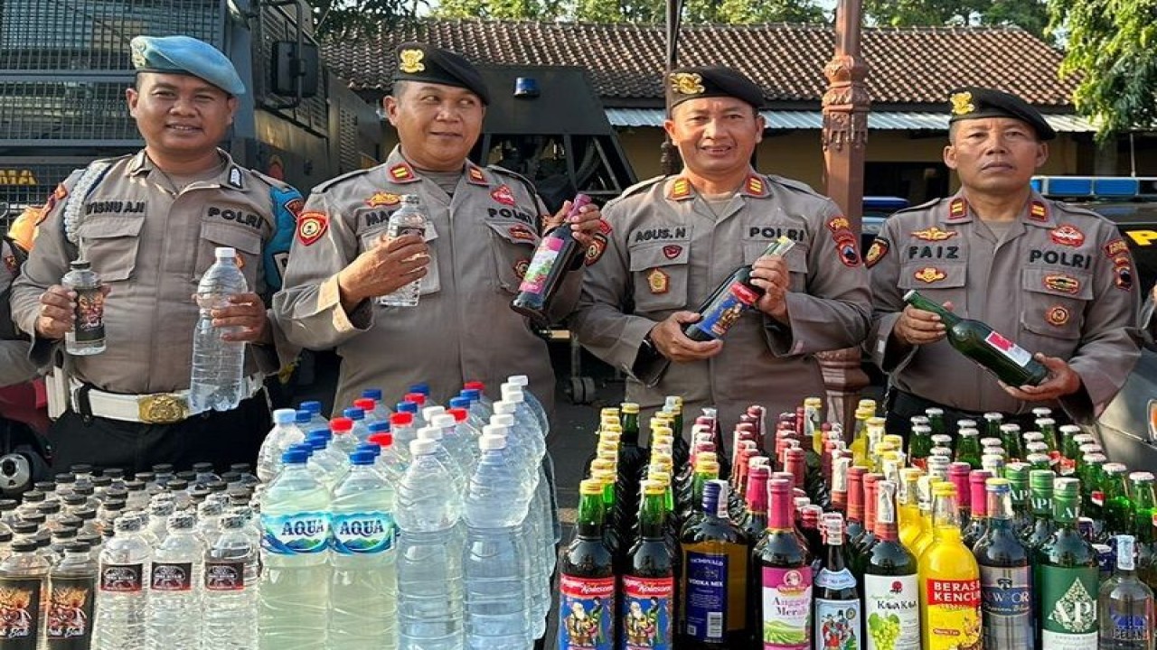 Barang bukti minuman keras dari berbagai merek hasil operasi penyakit masyarakat Kepolisian Resor Jepara, Jawa Tengah. (ANTARA/HO-Polres Jepara.)
