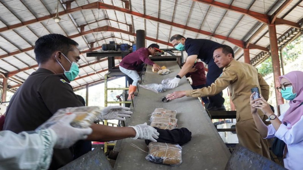 Jajaran Forkopimda Kota Batu melakukan pemusnahan barang bukti yang telah memiliki kekuatan hukum tetap, menggunakan mesin pemusnah sampah di TPA Tlekung, Kota Batu, Jawa Timur, Selasa (18/7/2023). ANTARA/HO-Prokopim Setda Kota Batu.