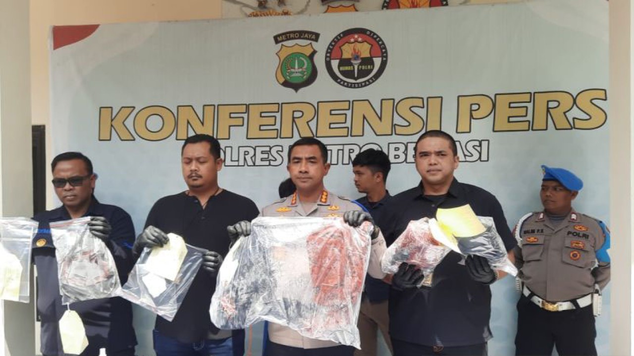 Petugas menunjukkan barang bukti kasus pembunuhan terhadap sopir taksi daring saat ungkap perkara di Mapolres Metro Bekasi, Kamis. ANTARA/Pradita Kurniawan Syah.