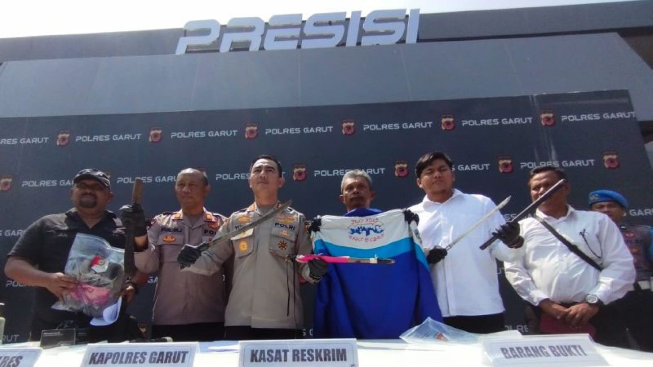 Polisi menunjukkan barang bukti yang digunakan anggota geng motor untuk melakukan kejahatan jalanan di Kabupaten Garut, Jawa Barat, Senin (24/7/2023). (ANTARA/Feri Purnama)