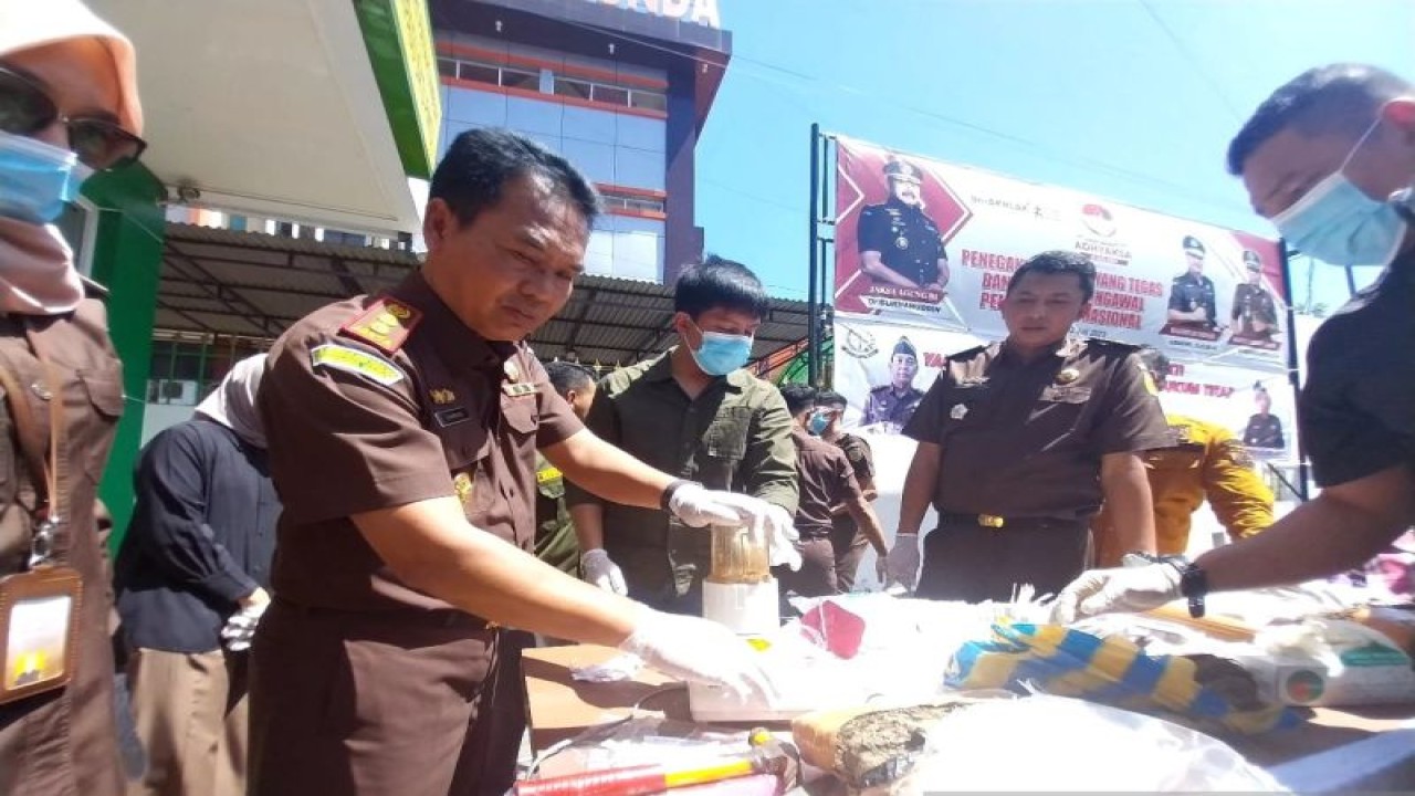 Kepala Kejaksaan Negeri Payakumbuh Suwarsono saat memusnahkan barang bukti di Payakumbuh, Selasa (25/7/2023). ANTARA/Akmal Saputra