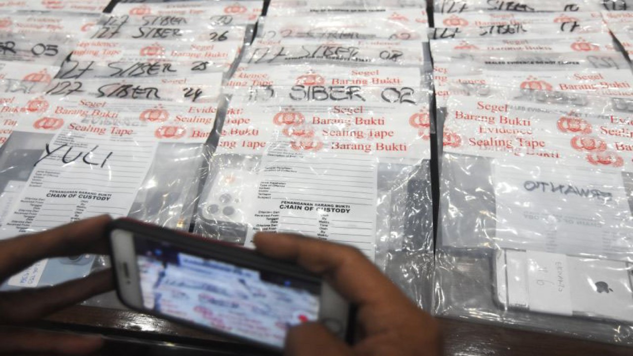 Arsip foto - Wartawan mengambil gambar barang bukti saat konferensi pers tindak pidana Ilegal Akses Sistem CEIR (Centralized Equipment Identity Register) di Kementerian Perindustrian, di Gedung Bareskrim Mabes Polri, Jakarta, Jumat (28/7/2023). ANTARA FOTO/Indrianto Eko Suwarso