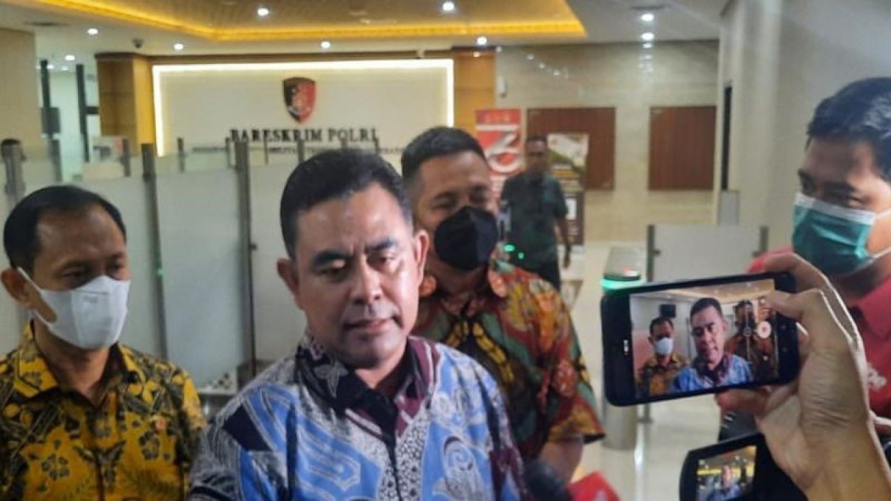 Dirtipideksus Bareskrim Polri Brigjen Pol. Whisnu Hermawan saat memberikan keterangan pers penahanan tersangka ACT di Bareskrim, Mabes Polri, Jakarta, Jumat (29/7/2022). (ANTARA/Laily Rahmawaty)