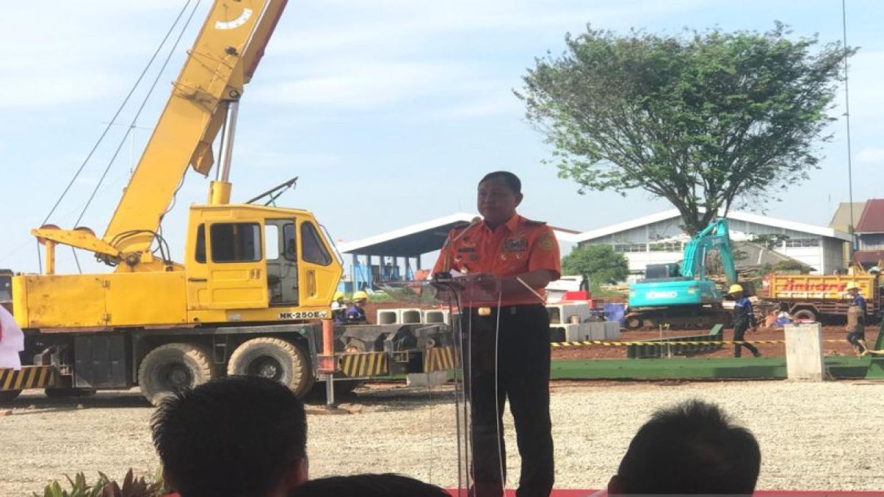 Kepala Badan Nasional Pencarian dan Pertolongan (Basarnas) Marsekal Madya TNI Henri Alfiandi dalam sambutannya meresmikan pemasangan pancang hanggar fasilitas perawatan alat udara di Bandara Pondok Cabe, Tangerang Selatan, Banten, Senin (10/7/2023). (ANTARA/Devi Nindy)