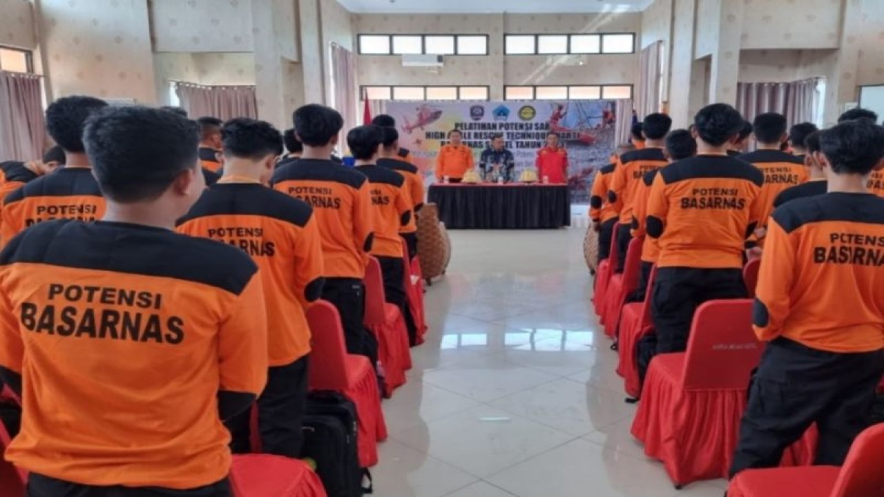 Suasana pelatihan Teknik Pertolongan di Ketinggian atau High Angle Rescue Technique (HART) di Gedung Baruga Karaeng Latuppa, Pantai Marina, Kabupaten Bantaeng, Sulawesi Selatan. ANTARA/HO-Dokumentasi Basarnas Sulsel.