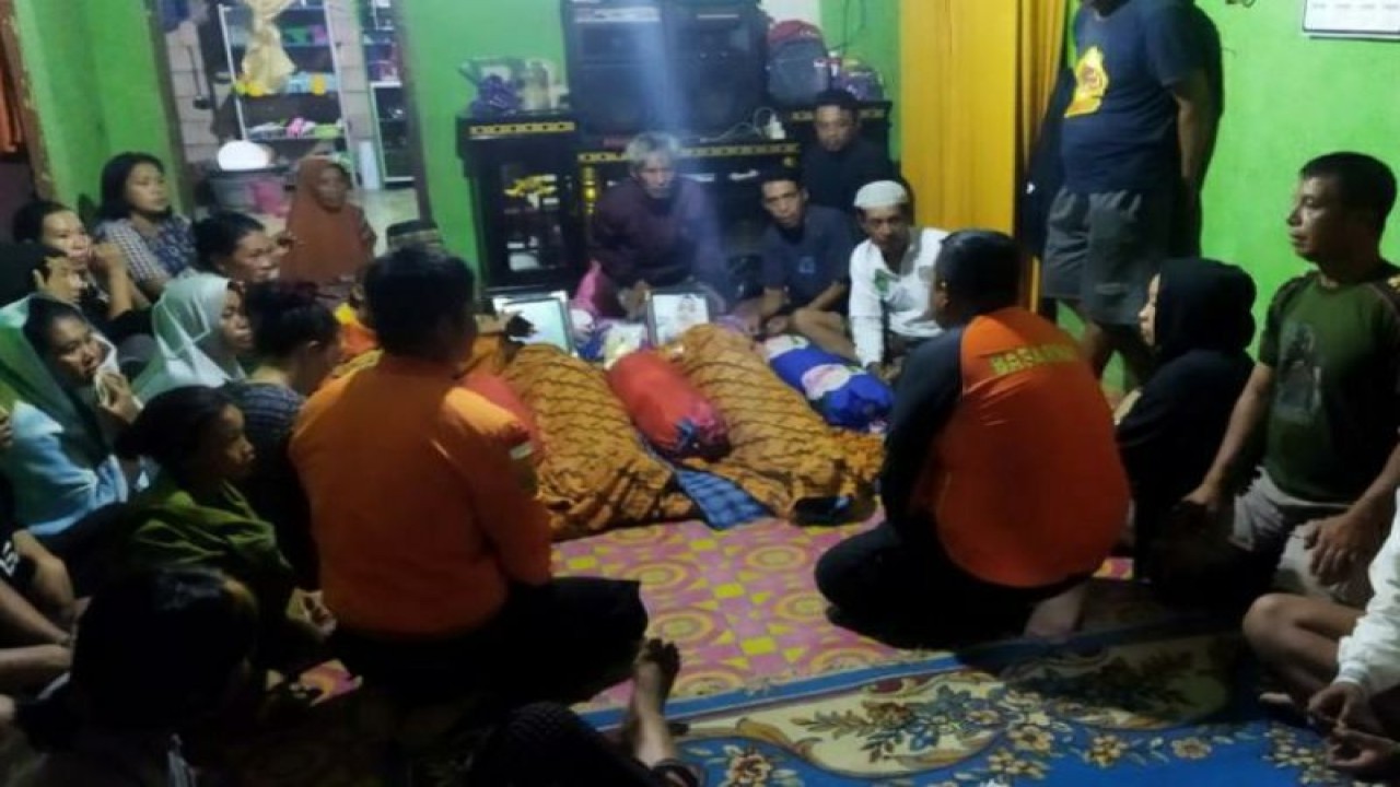 Warga dan keluarga di dekat jenazah korban tenggelam di Muara Sampara, Konawe yang sudah berada di rumah duka setelah temukan tim gabungan Basarnas Kendari, Kamis (20/7/2023). (ANTARA/HO-Humas Basarnas Kendari)