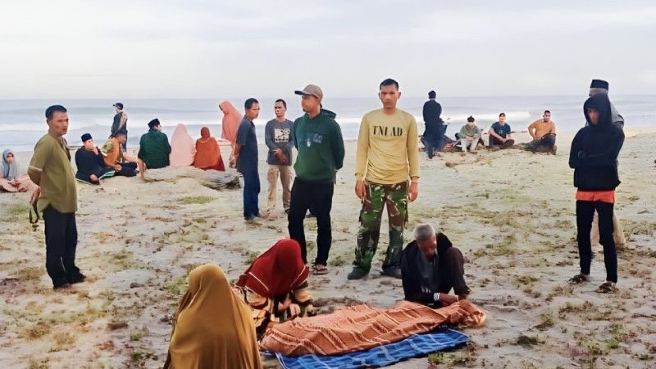Seorang korban tenggelam berhasil ditemukan setelah sebelumnya tenggelam diduga dihempas ombak di kawasan Pante Mutia, Desa Suak Uleue, Kecamatan Arongan Lambalek, Kabupaten Aceh Barat, Selasa (4/7/2023) pagi. ANTARA/HO-BPBD Aceh Barat