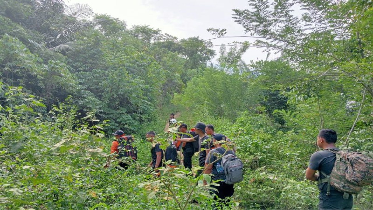 Basarnas Gorontalo dibantu petugas Kepolisian dan warga melakukan pencarian seorang warga yang dilaporkan hilang di kawasan hutan bukit arang Desa Bulotalangi Kecamatan Bulango Timur, Kabupaten Bone Bolango. (ANTARA/HO)