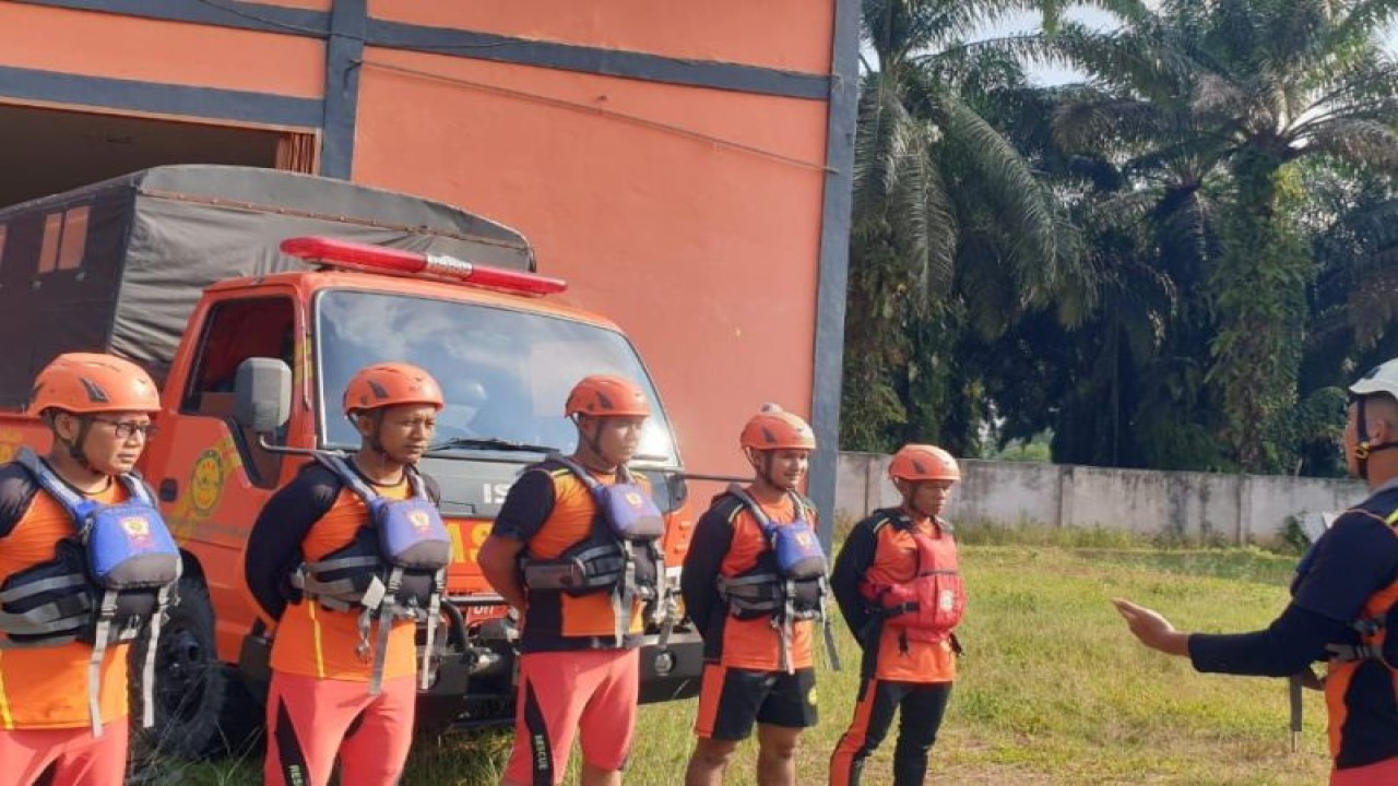 Tim SAR Pos Bungo saat hendek menuju lokali tenggelamnya seorang kakek berusa lanjut 98 tabun saat mencari bambu yang terjatuh dari perahu dan tenggelam di Sungai batanghari, Jambi.(ANTARA/HO/Humas Basarnas Jambi)