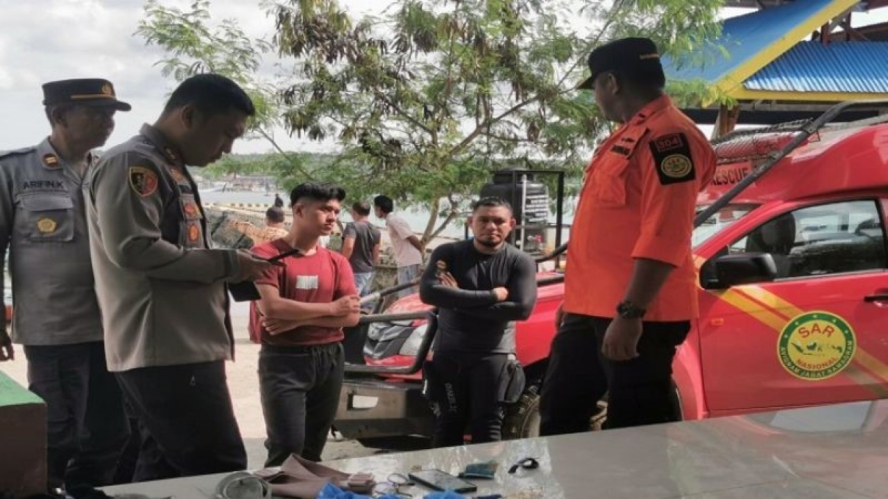 Basarnas Kendari bersama aparat di Buton Tengah dibantu masyarakat saat melakukan persiapan pencarian korban yang masih hilang. (ANTARA-HO Basarnas Kendari)