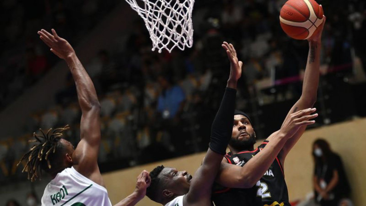 Pebasket Indonesia Marques Terrell Bolden (tengah) melakukan 'lay up' ke ring tim nasional Arab Saudi dalam laga babak penyisihan Grup A FIBA Asia Cup 2022 di Istora Gelora Bung Karno, Senayan, Jakarta, Selasa (12/7/2022). ANTARA FOTO/Aditya Pradana Putra/rwa.