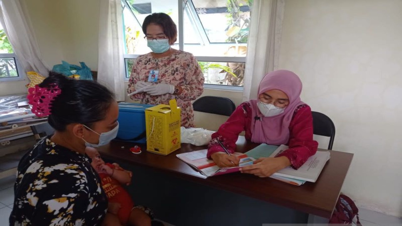Pelayanan kesehatan bagi balita di posyandu di Kota Batam, Kepri. (ANTARA/Jessica)