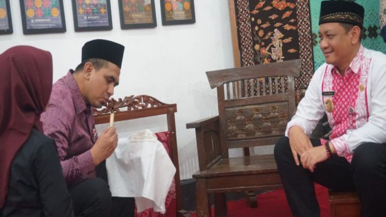 Wakil Gubernur Jawa Tengah Taj Yasin usai membuka pameran koleksi bersama museum "Mbabar Mustiko" sedang mencoba belajar membatik di Pekalongan, Selasa (25/7/2023). (ANTARA/Kutnadi)