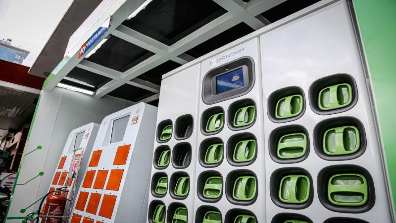Battery Swapping Station atau stasiun pergantian baterai motor listrik yang tersedia di SPBU Pertamina. ANTARA/HO-Pertamina Patra Niaga.