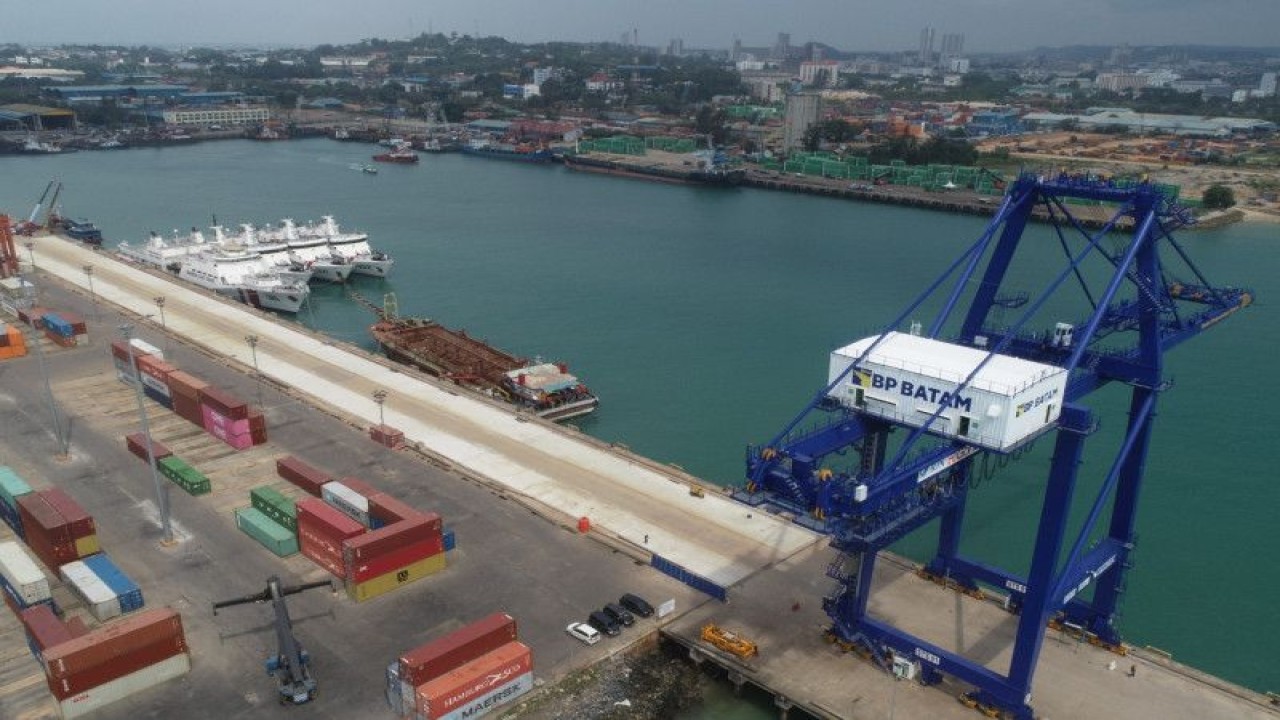 Aktifitas bongkar muat peti kemas di Pelabuhan Batu Ampar, Batam, Kepri. ANTARA/HO-Humas BP Batam