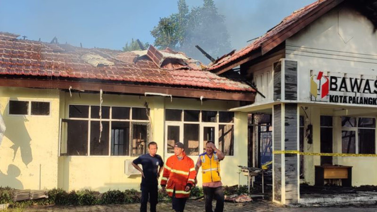 Bangunan kantor Bawaslu Kota Palangka Raya di Jalan Tjilik Riwut Km 3,5 terbakar, Kamis (20/7/2023) dini hari. ANTARA/Adi Wibowo