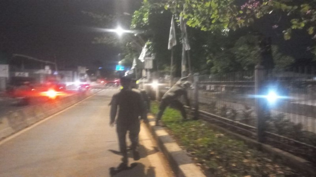 Satpol PP Jakarta Barat menertibkan atribut partai di delapan kecamatan dalam rangka pembersihan jalur protokol KTT ASEAN, Kamis (27/7/2023) malam. ANTARA/HO-Satpol PP Jakbar