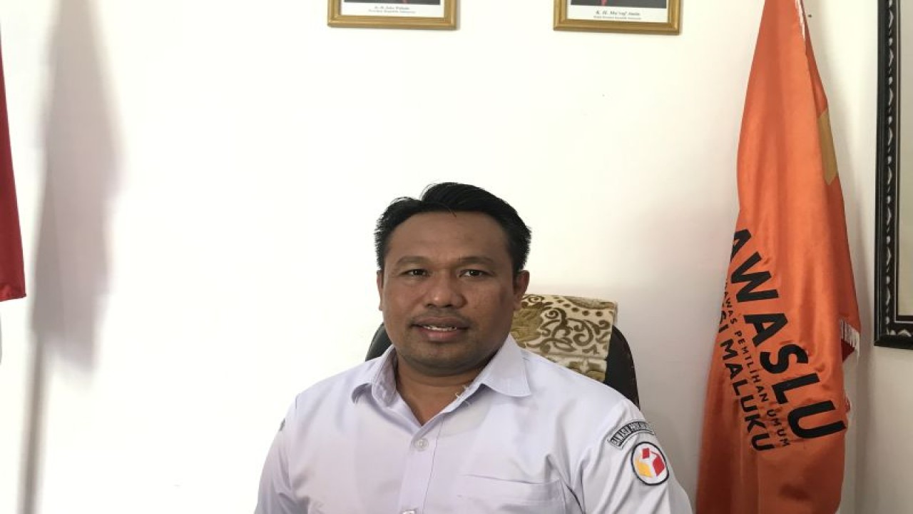 Kepala Devisi pencegahan dan hubungan masyarakat Bawaslu Maluku Daim Baco Rahawarin, di Ambon. (ANTARA/Winda Herman)