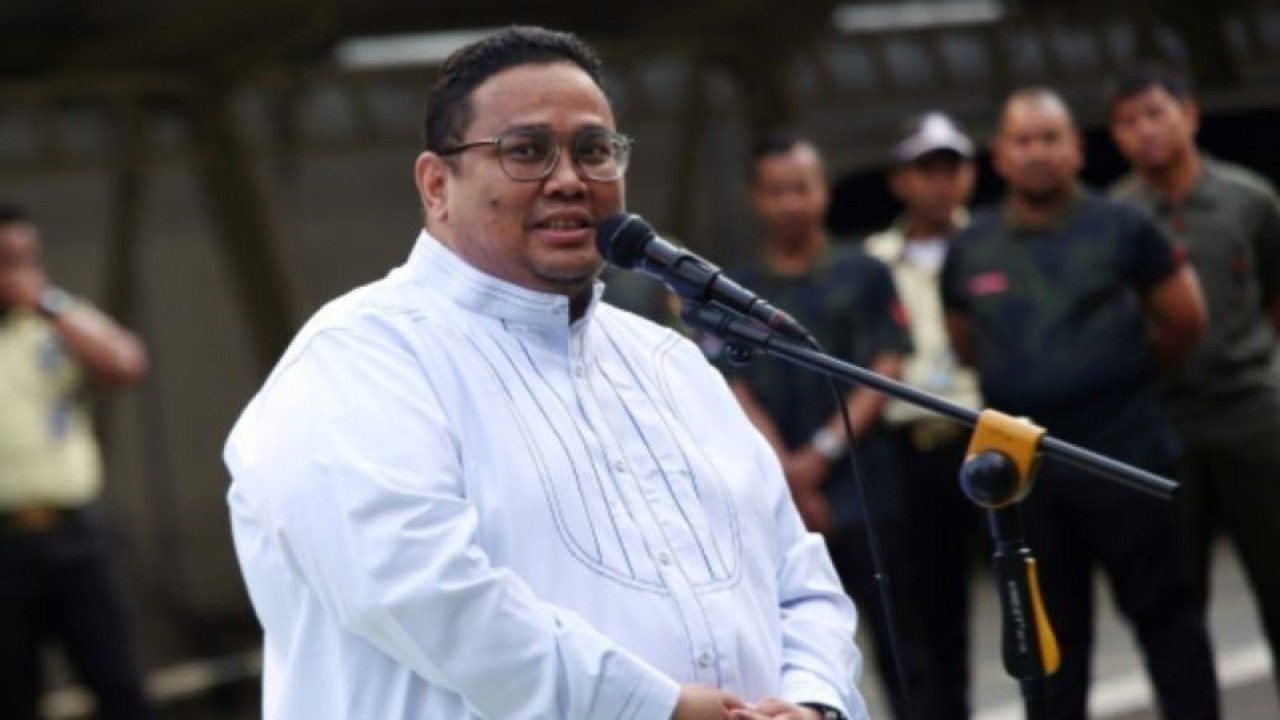 Ketua Badan Pengawas Pemilu (Bawaslu) Rahmat Bagja saat memberikan sambutan dalam acara pemotongan hewan kurban di Kantor Bawaslu RI, Jakarta, Jumat (30/6/2023). (ANTARA/HO-Humas Bawaslu RI.)