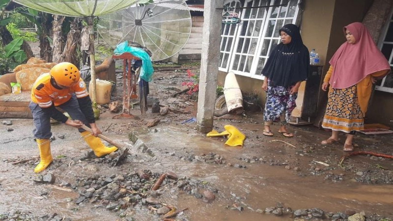 Tim bantuan BAZNAS membersihkan sisa-sisa material di salah satu pemukiman warga yang terdampak banjir di Padang. (ANTARA/HO-BAZNAS)