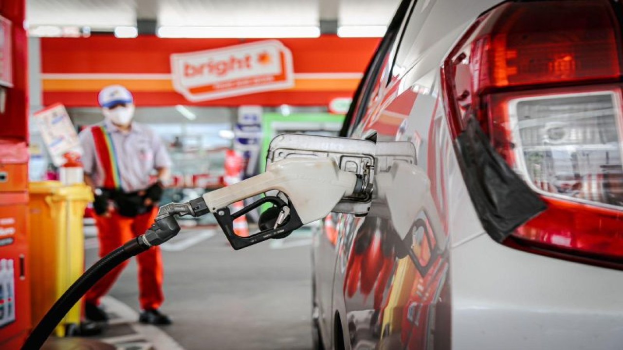 Ilustrasi - Petugas melakukan pengisian bahan bakar minyak (BBM) jenis pertalite ke kendaraan konsumen di SPBU Pertamina. ANTARA/HO-Pertamina Patra Niaga.