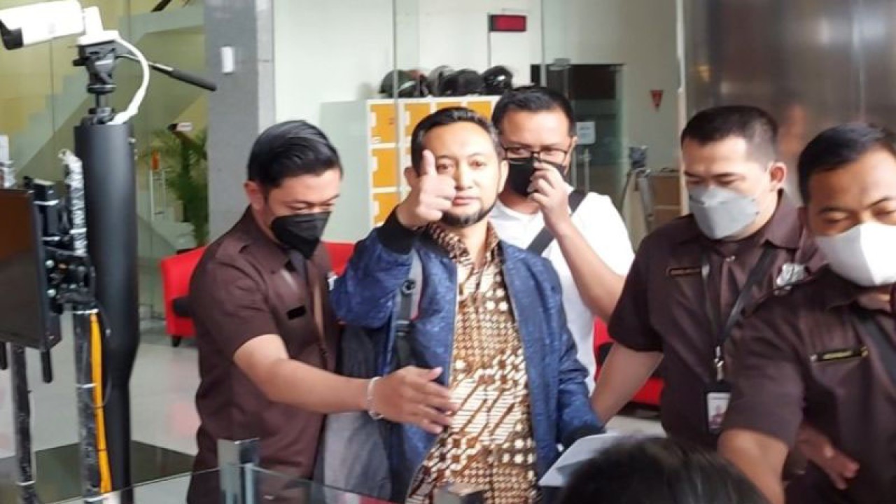 Kepala Kantor Bea dan Cukai Makassar Andhi Pramono mengacungkan jari jempol kepada wartawan usai klarifikasi LHKPN di Gedung Merah Putih KPK, Jakarta, Selasa (14/3/2023). (ANTARA/Fianda Sjofjan Rassat)