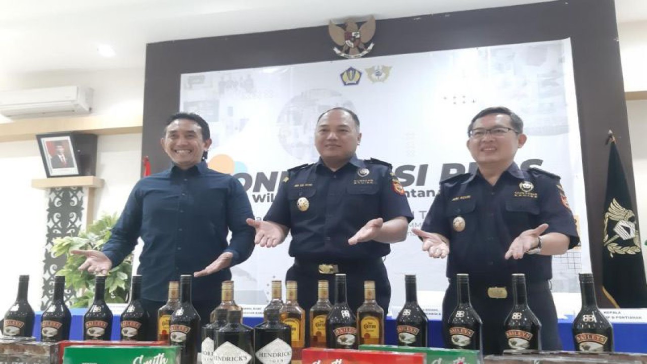 DJBC Kalbagbar memperlihatkan barang bukti hasil penindakan terhadap barang ilegal seperti minol dan rokok. (ANTARA/Dedi)
