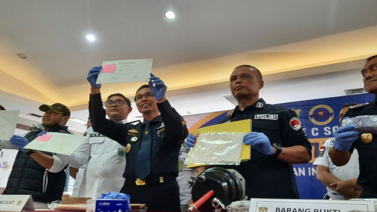 Kepala Kantor Pelayanan Utama Bea dan Cukai Soekarno-Hatta Gatot Sugeng Wibowo saat menunjukan barang bukti narkitika jenis kokain yang disembunyikan melalui dokumen/sertifikat, Selasa (25/7/2023). ANTARA/Azmi Samsul Maarif.