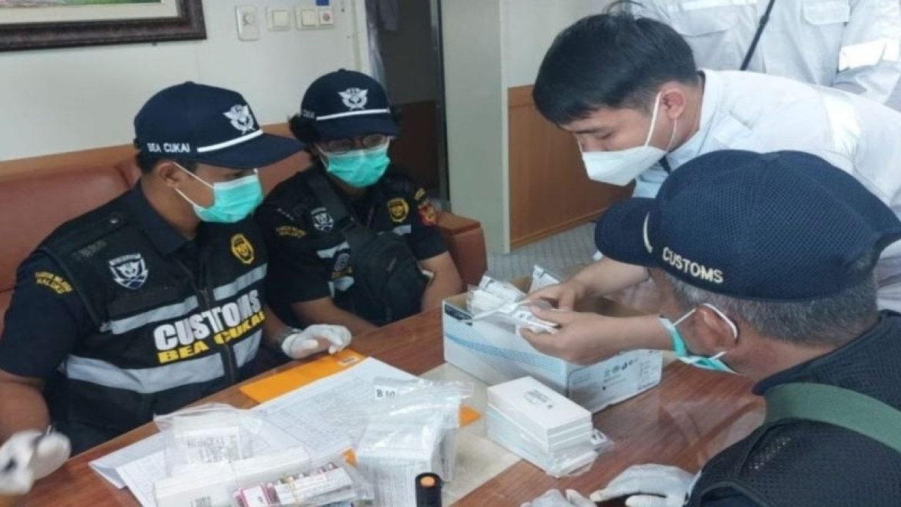 Kantor Pengawasan dan Pelayanan Bea dan Cukai (KPPBC) Ambon memberikan layanan ekspor minyak mentah dari Citic Seram Energy Limited (CSEL) dengan tujuan Yeosu, Korea Selatan (Korsel). ANTARA/HO-Kantor Pengawasan dan Pelayanan Bea dan Cukai (KPPBC) Ambon