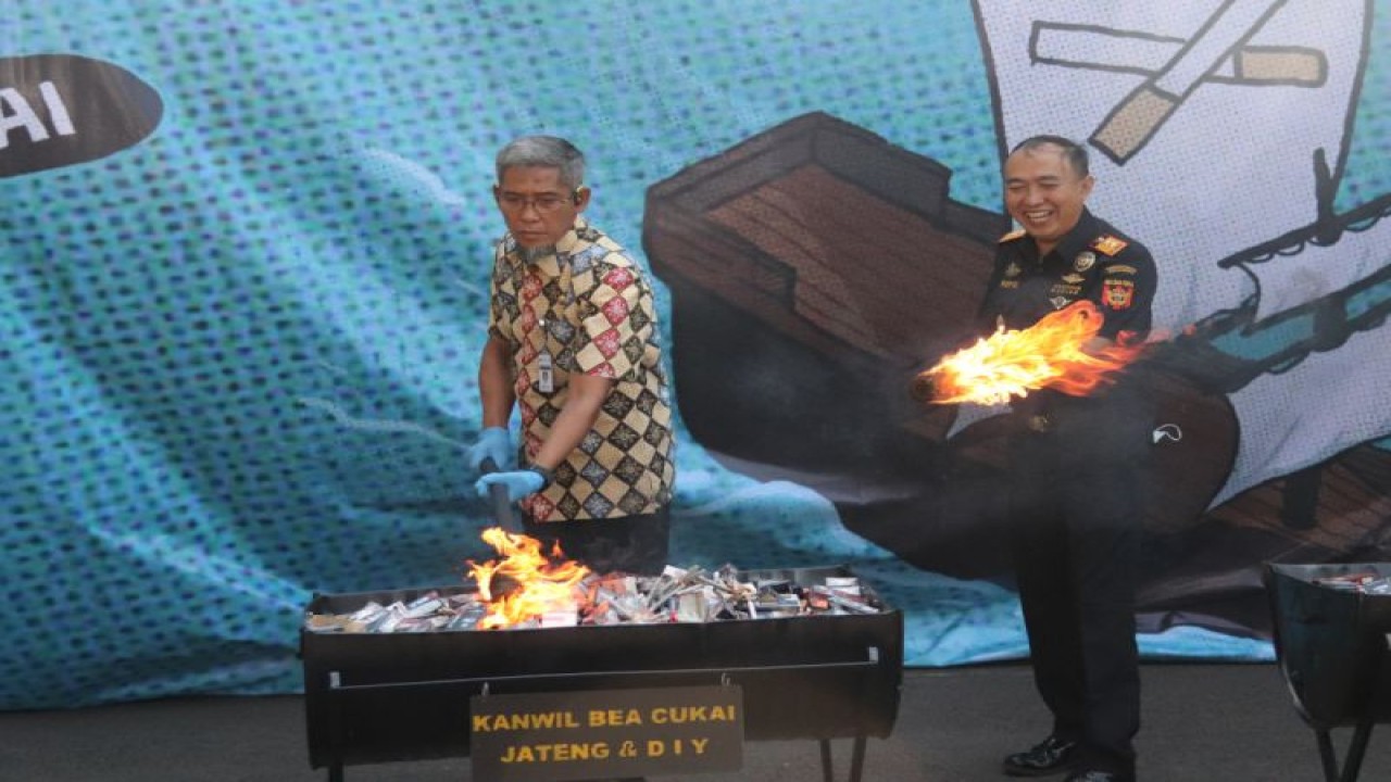 Direktorat Jenderal Bea Cukai Wilayah Jawa Tengah dan DIY memusnahkan sekitar 10,2 juta batang rokok ilegal berbagai merek di Semarang, Rabu. (ANTARA/ HO-Bea Cukai Jateng-DIY)