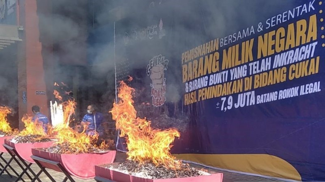 Pemusnahan rokok ilegal hasil pengungkapan Kantor Pengawasan dan Pelayanan Bea dan Cukai (KPPBC) Tipe Madya Cukai Kudus, Jawa Tengah. (ANTARA/Akhmad Nazaruddin Lathif)