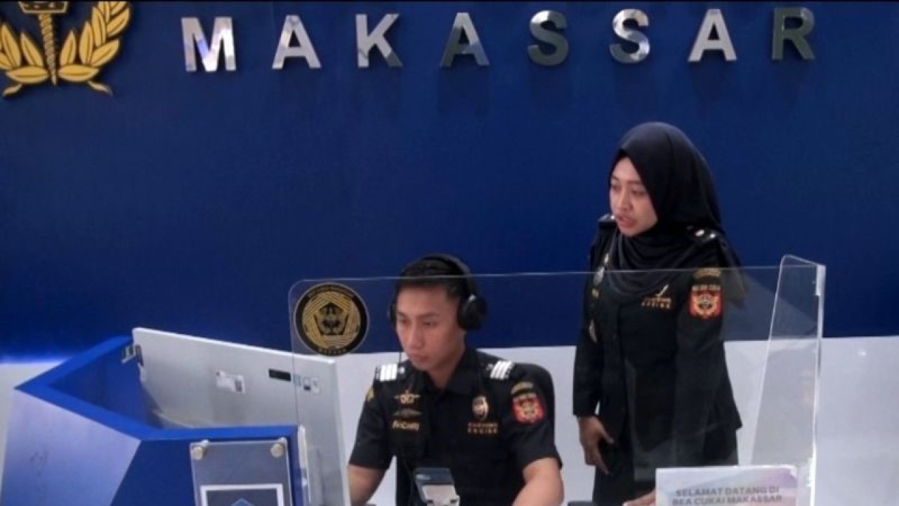 Humas Bea Cukai Makassar Ria Novika Sari (kanan) melaksanakan aktifitas di sela pemeriksaan Suarnarti Daeng Kanang di Kantor Bea Cukai Jalan Nusantara Makassar, Sulawesi Selatan, Selasa (10/7/2023). ANTARA Darwin Fatir.